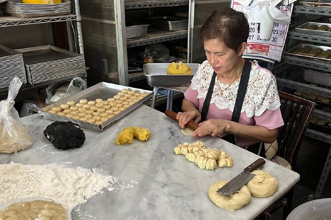2 Hours Phuket Old Town Street Food Walking Tour - Stop 1: Aroon Po Chana for roti, chicken curry, and seafood
