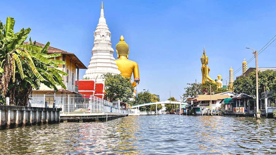 3 Hrs Private boat Tour Bangkok Floating Market by Flat Boat - Making merit by feeding fish (and why it’s more than a gimmick)