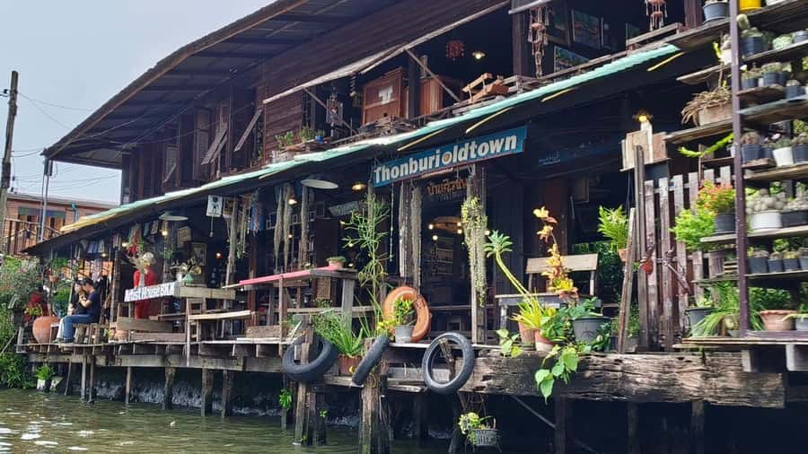3 Hrs Private boat Tour Bangkok Floating Market by Flat Boat - Short temple breaks you’ll feel on a short schedule