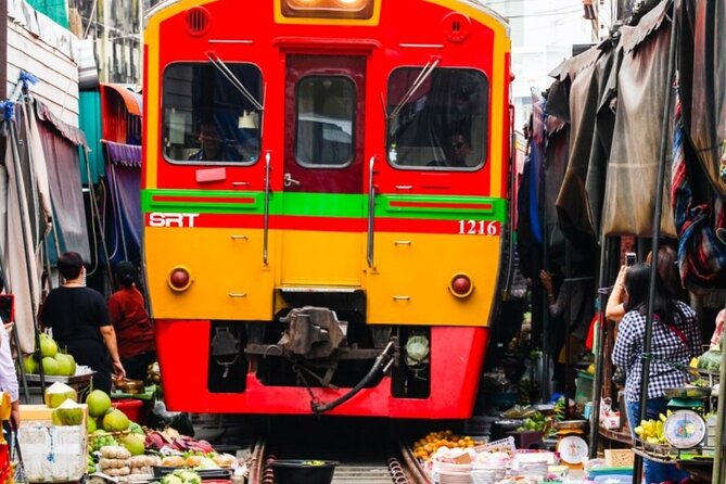 Amphawa Floating Market and Maeklong Train Market Tour - Weather and how the tour handles it