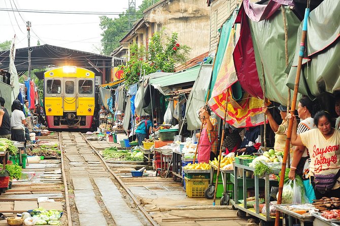 Amphawa Floating Market Tour with Maeklong Railway Market (SHA Plus) - Stop 3: Back to Amphawa at 3:30 PM—Food Boats and the Floating Scene