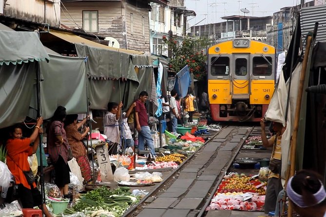 Amphawa Floating Market Tour with Maeklong Railway Market (SHA Plus) - Stop 1: The Amphawa Start—Canal Life and Early Market Atmosphere
