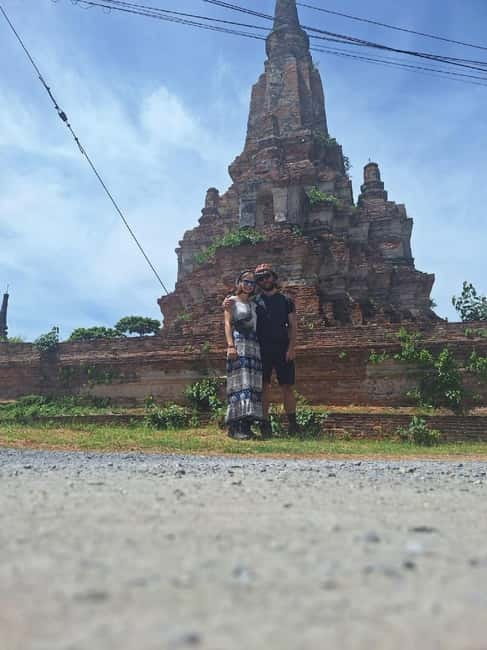 Ayutthaya: Colorful Slow Life Bicycle Tour with local guide. - Hua Ro Market and Wat Mahathat: the Buddha head in tree roots