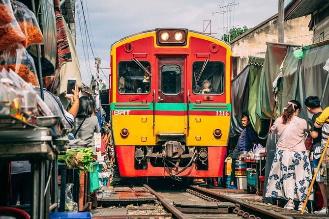 Ayutthaya, Damnoen Floating & Maeklong Railway Market Day Tour - Ayutthaya Historical Park: seeing Wat Mahathat with context