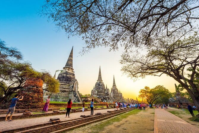 Ayutthaya Eco Friendly Bike Tour Famous Landmarks & Cultural Gems - Wat Mahathat: the Buddha head in banyan roots