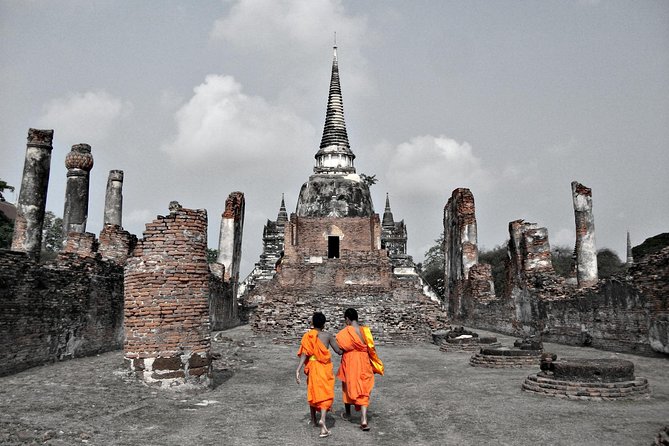 Ayutthaya Sunset Tour: Iconic Temples & Scenic River Boat Ride - Wat Mahathat: the Buddha head in tree roots