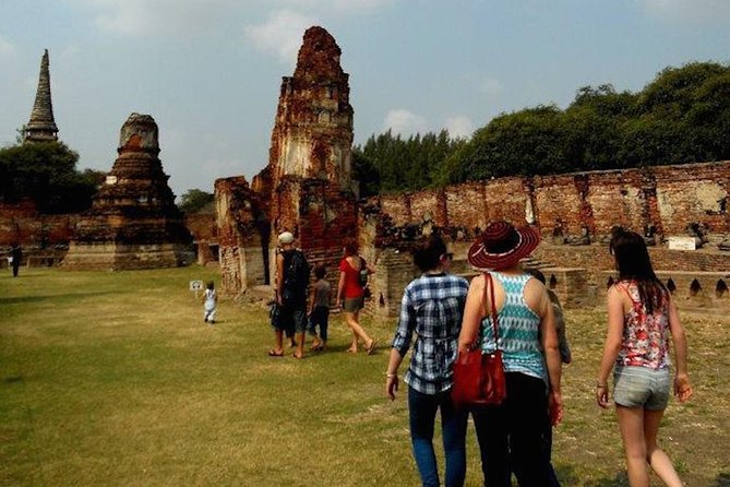 Ayutthaya UNESCO Temples Group Tour with Lunch - Wat Mahathat: the Buddha head in the bodhi tree root