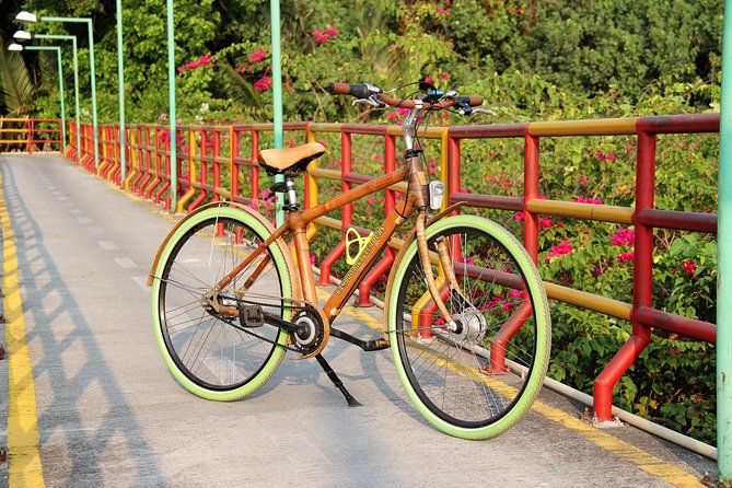 Bamboo Bicycle Tour in twilight: watch dancing Fireflies in Bangkok - Stop 2: Pae Jaeb bike rental and the safety rundown