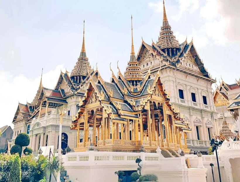 Bangkok: 2 Hours Grand Palace & Wat Pho Private Tour - Wat Pho: reclining Buddha, wall paintings, and how to actually enjoy it