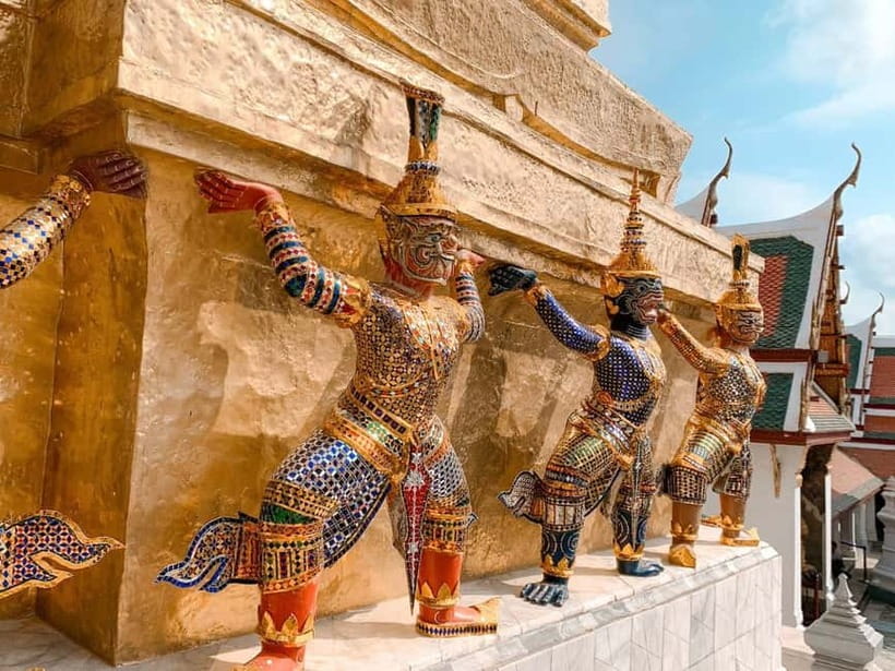 Bangkok: 2 Hours Grand Palace & Wat Pho Private Tour - Near Wat Arun viewpoint: why the white pagoda and boats matter