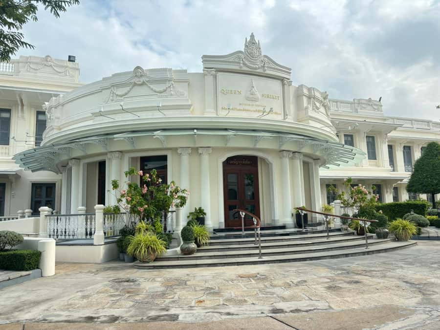Bangkok 3-Major Royal Temples Walking Tour - Meeting at Golden Place and getting the right start