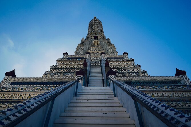 Bangkok 3 Temple Walking Tour: Wat Arun, Wat Pho, Wat Traimit - Wat Traimit Golden Buddha: The Heavy, Bright Start
