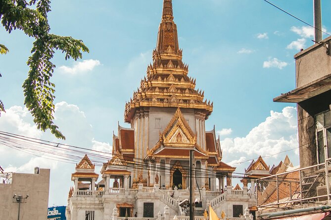 Bangkok 3 Temple Walking Tour: Wat Arun, Wat Pho, Wat Traimit - Getting There: Pickup, Small Groups, and the English-Speaking Guide
