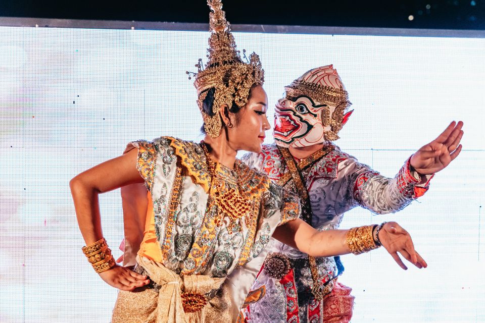 Bangkok: Alangka Luxury Buffet Dinner Cruise With Live Music - Fireworks Energy: Timing Your Expectations Around the Peak Moment