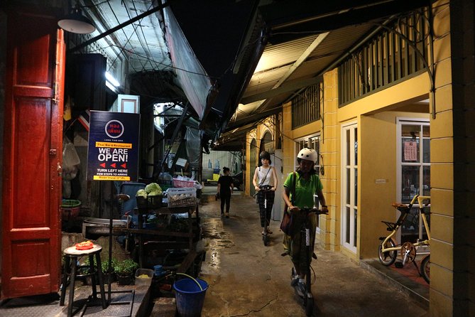 Bangkok at Night by Electric Scooter - Stop 3: Wat Pho at night and the story stops