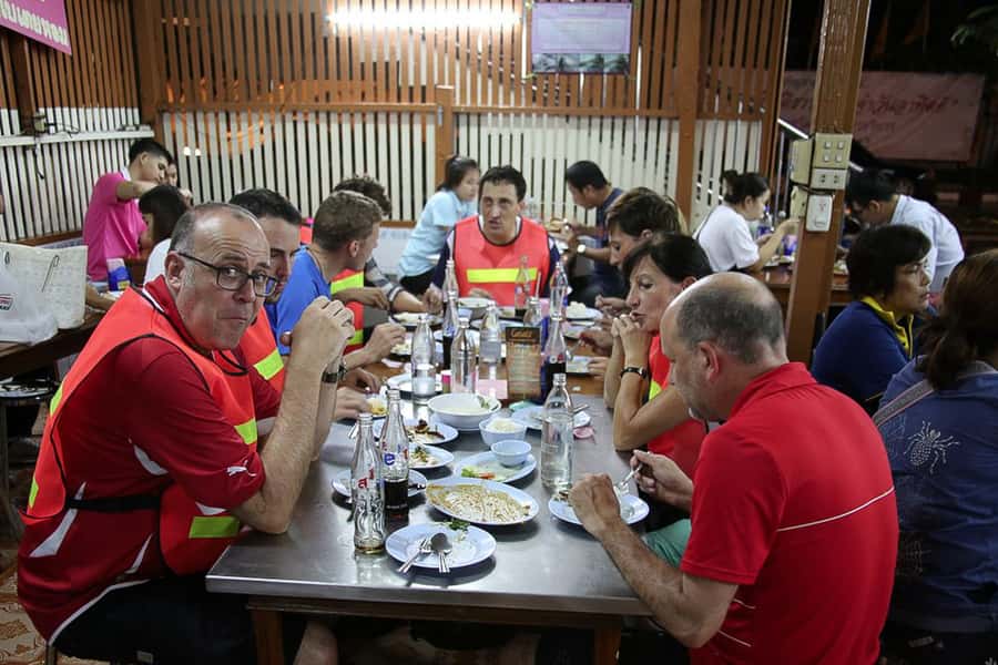 Bangkok at Sunset 5-Hour Bike Tour - Crossing to Thonburi and finding Klongsan Market after dark