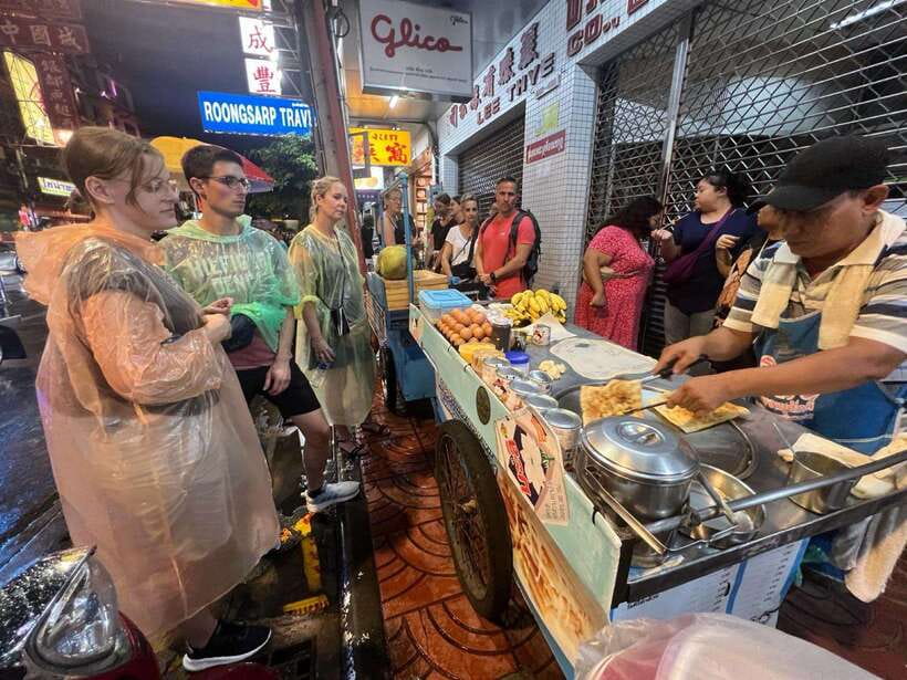 Bangkok Authentic Tasting Thai-Chinatown Walking Food Tour - Your Guide and the Crowd: Getting Through Without Losing the Plot