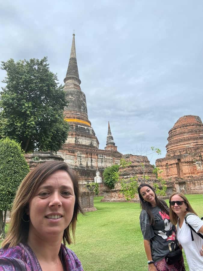 Bangkok: Ayutthaya & Local Market Tour In Spanish or English - Wat Mahathat: the tree-root Buddha head people come for