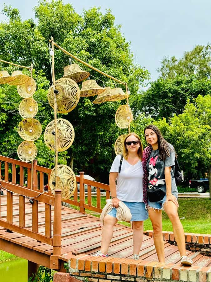 Bangkok: Ayutthaya & Local Market Tour In Spanish or English - Wihan Phra Mongkhon Bophit: a free window to reset