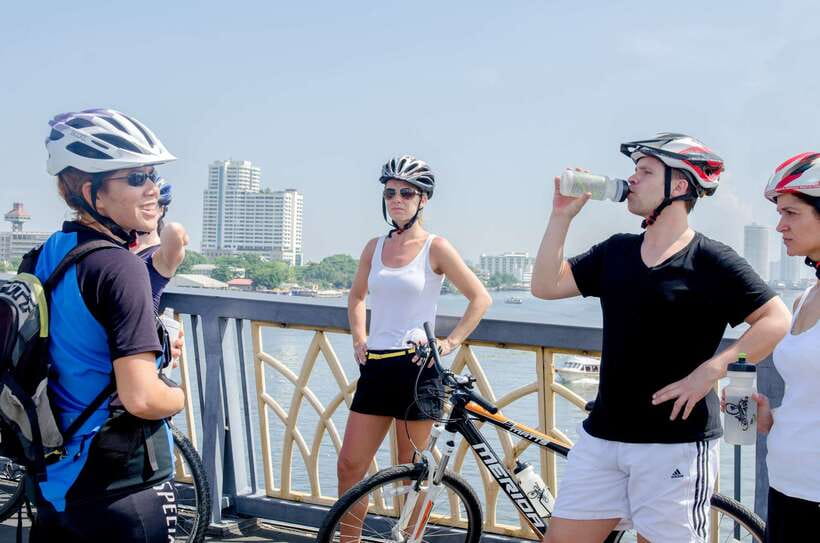 Bangkok: Backstreets and Historic Temples Bike Tour - Snacks, drinks, and short food moments that keep the ride sane