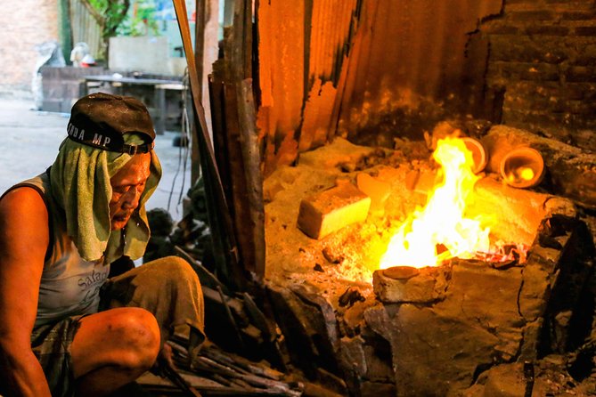 Bangkok: Backstreets and Temple Historic Bike Tour - Sao Chingcha and temple etiquette: what to wear and how to act
