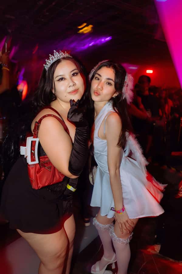Bangkok: Bar and Club Crawl - Getting Started: WhatsApp Meet-Up and the Four-Stop Rhythm