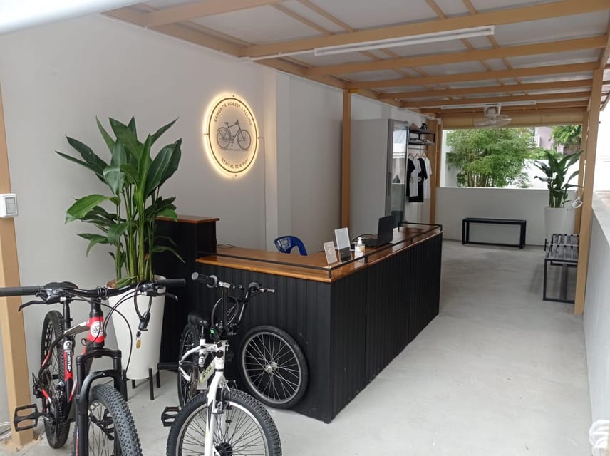 Bangkok Bicycle rental Benjakitti Park - The staff experience: English help and friendly guidance