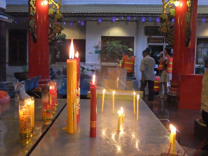Bangkok by Night Cycling Tour with Street-food Meal - Thonburi neighborhoods: leaving the tourist lane