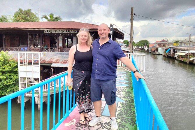 Bangkok Canal Tour: Chaophraya River and Wat Arun - Stop 1: Wat Paknam Phasi Charoen’s pagoda drama and golden Buddha