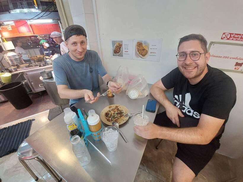 Bangkok: Chinatown Food Tour with Michelin Food Stalls - Guide factor: how the best nights depend on names like Peak, Na, and Eve