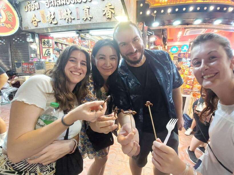 Bangkok: Chinatown Food Tour with Michelin Food Stalls - Wat Mangkon Kamalawat meeting point: where the night starts