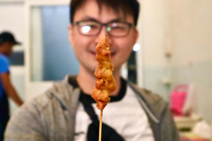 Bangkok: Chinatown Street Food Tour with 8+ Local Dishes - Meeting at Hua Lamphong MRT and Walking Into Chinatown