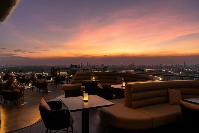 Bangkok: Cielo Sky Bar & Restaurant Rooftop - Service and atmosphere: when the staff makes the night easier