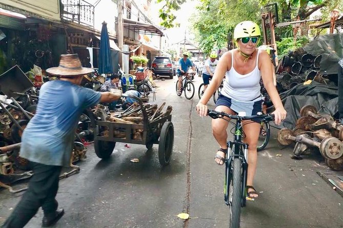 Bangkok City Bike Tour - Hotel-pickup & Lunch - Food tastings and light refreshments: small stops that make the ride enjoyable