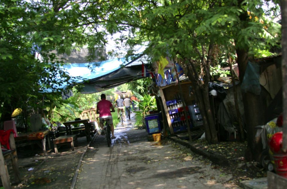 Bangkok: City Culture half-day Bike Tour - Riding Bangkok’s train-graveyard: the working-city side