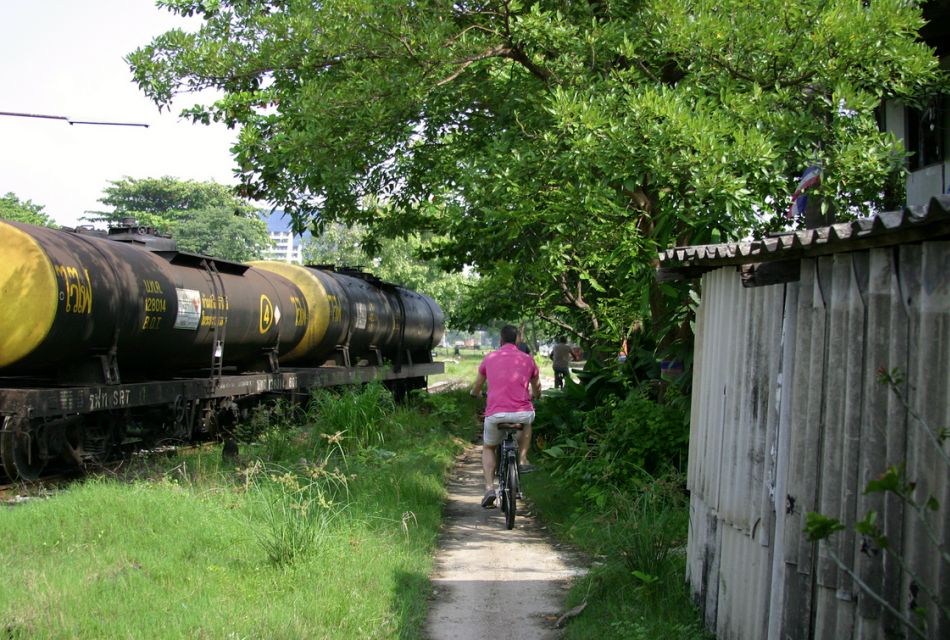 Bangkok: City Culture half-day Bike Tour - Talad Khlong Toei market: smells, colors, and camera chaos