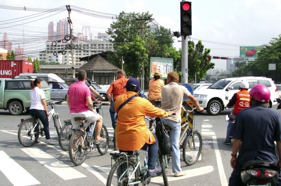 Bangkok: City Culture half-day Bike Tour - Lumpini Park: Tai Chi, yoga, and the monitor lizards