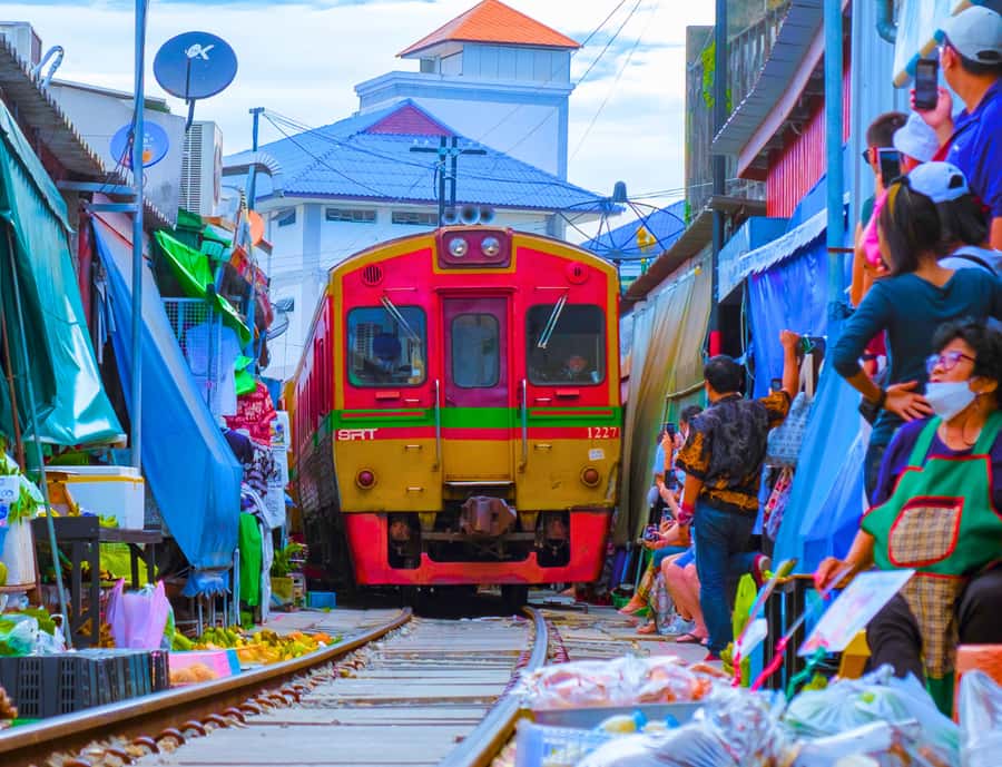 Bangkok: City Highlights & Floating Markets Private Tour - Chinatown on foot, then a calmer shrine stop: two moods in one stretch