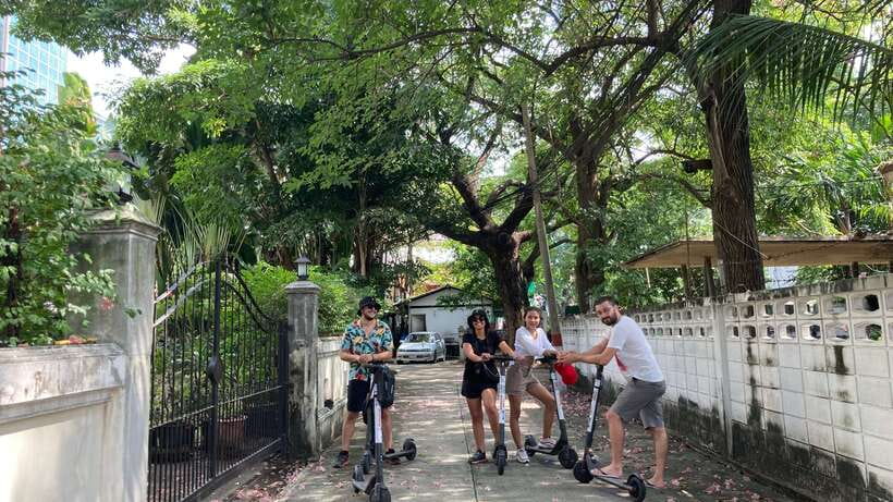 Bangkok Classic Discovery - Rommaninat Park and Wat Suthat: break time that also makes sense