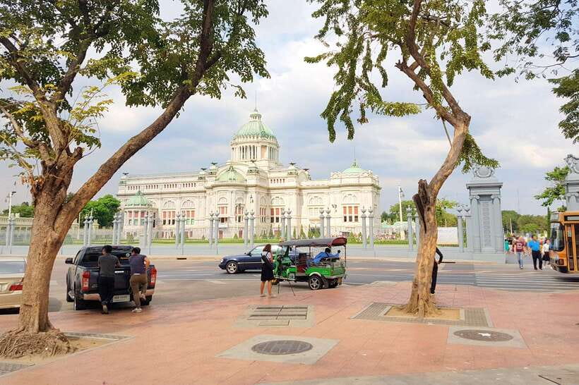 Bangkok Classic Discovery - Wat Ratchanatdaram and Mahakan Fort Park: temples plus local-scale corners