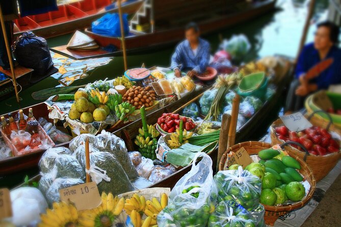 Bangkok: Damnoen Saduak and Maeklong Railway Market Japanese tour - Stop 1: Maeklong Railway Market (Hoop Rom Market) and the train moment