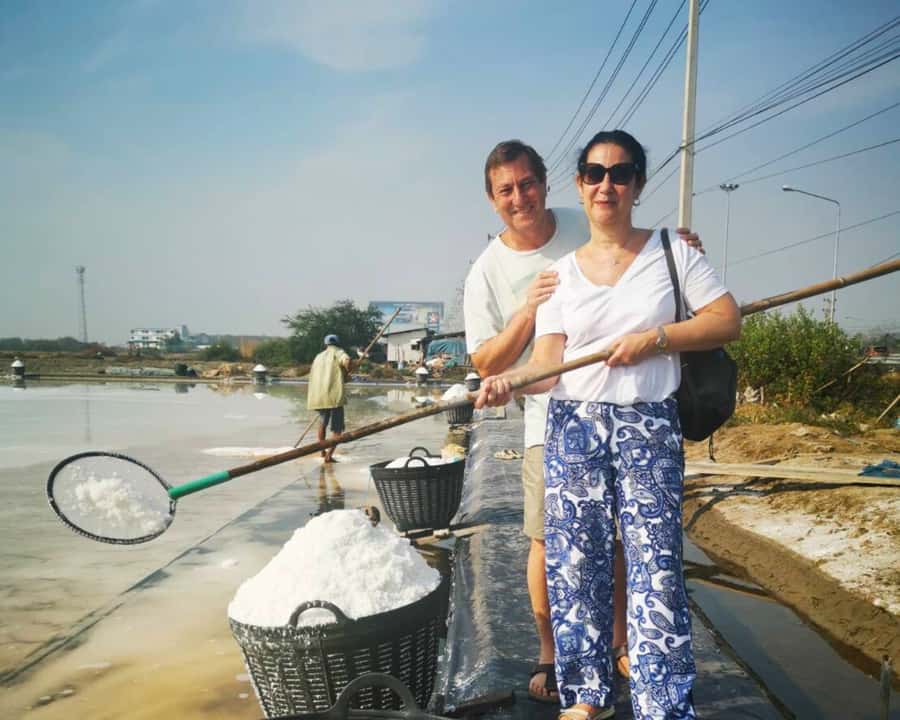 Bangkok: Damnoen Saduak Floating & Maeklong Railway Markets - Damnoen Saduak Floating Market: Long-tail boat views and canal-side shopping