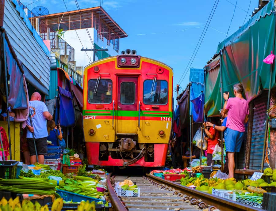 Bangkok: Damnoen Saduak Floating & Maeklong Railway Markets - Private transport and an English guide from Bangkok