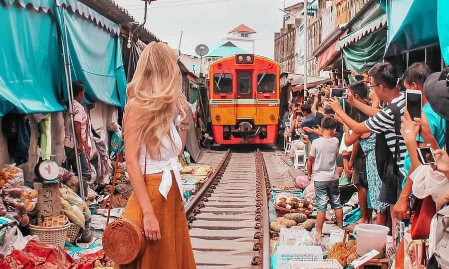 Bangkok: Damnoen Saduak Market & Kayaking Adventure - Maeklong Railway Market: The Rails Turn Into a Stage