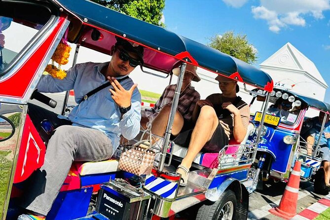 Bangkok Day Tour: Food, Temple & Tuk-Tuk - Pak Khlong Flower Talat: the colors and fragrance start the day