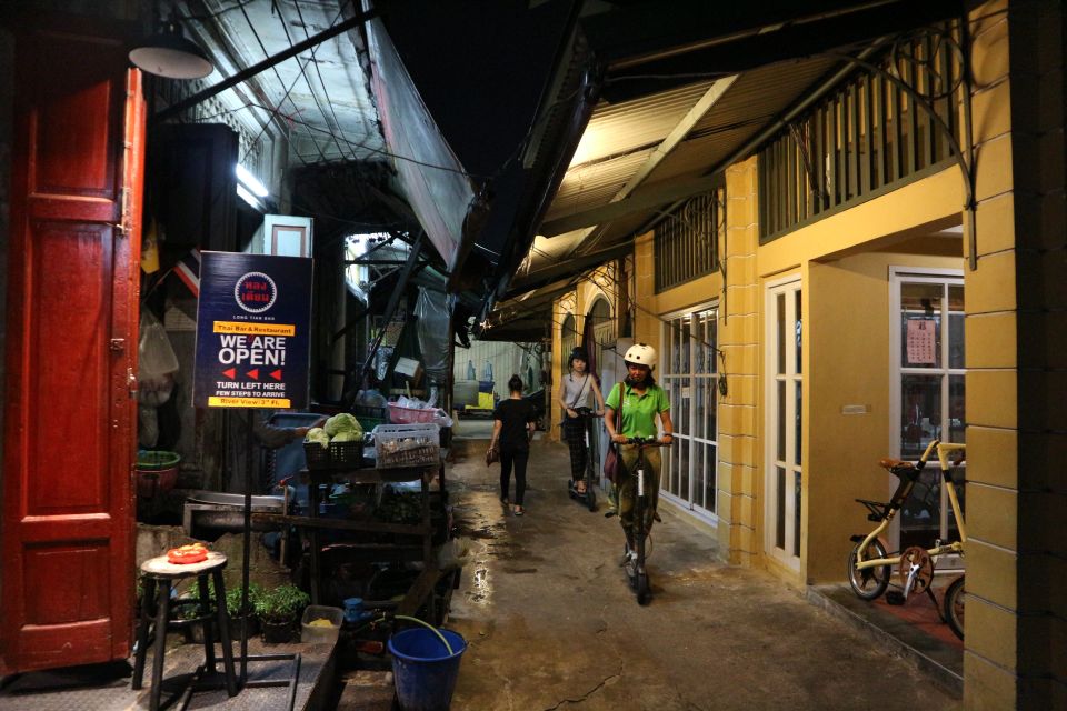 Bangkok: E-Scooter Night Tour with Local Street Food - Food, photos, and small comforts that matter mid-ride