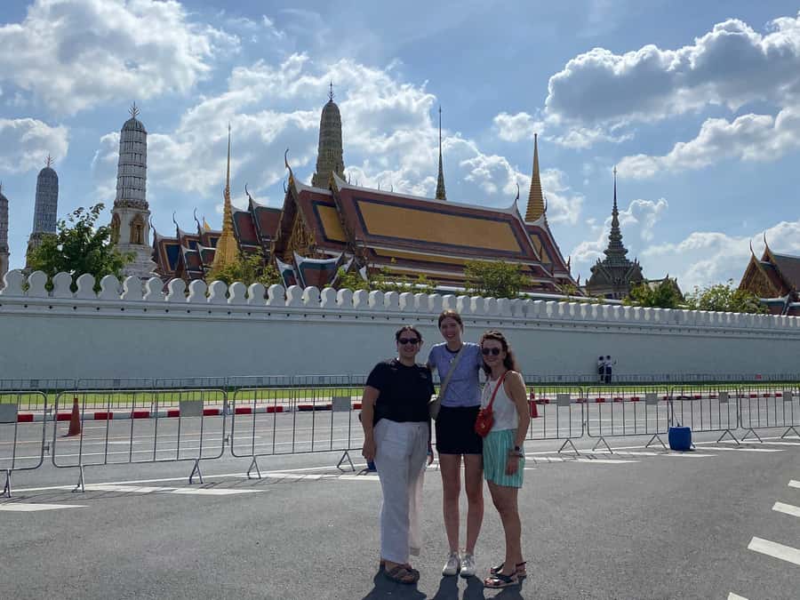 Bangkok: explore Wat Pho + tuk tuk sightseeing - Chinatown and the end of the ride: shopping time or evening light