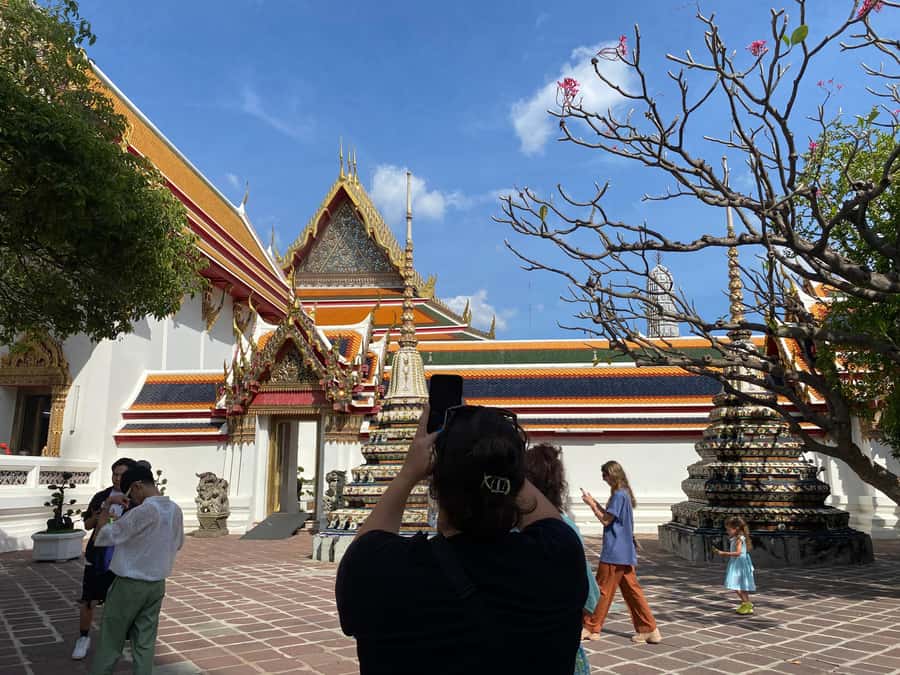 Bangkok: explore Wat Pho + tuk tuk sightseeing - Guide storytelling: why the talk matters on a short schedule