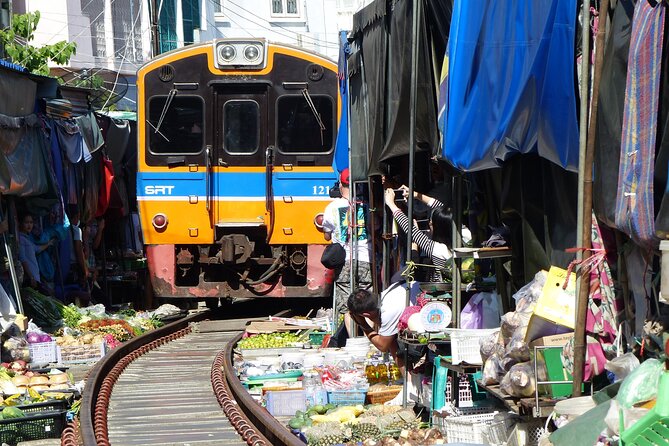 Bangkok: Floating Market and Train Tour with Guide in Spanish and English - Comfort, crowds, and photos: how to get the shots without losing your mind
