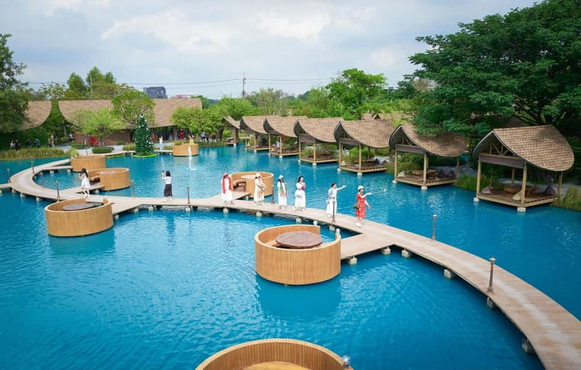 Bangkok: Floating Market, Phra Pathom Pagoda & Cafes Tour - From Siam Paragon to the markets: your morning start